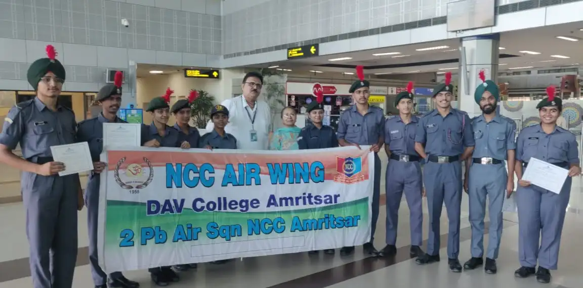 ਅੰਮ੍ਰਿਤਸਰ ਅੰਤਰਰਾਸ਼ਟਰੀ ਏਅਰਪੋਰਟ ਤੇ ਟਰੈਫਿਕ ਅਤੇ ਸਵਾਰੀਆਂ ਦੀ ਸਹੂਲਤ ਸੰਬੰਧੀ ਐਨ.ਸੀ.ਸੀ. ਕੈਡਟਾਂ ਵਲੋਂ ਨਿਵੇਕਲਾ ਉਪਰਾਲਾ
