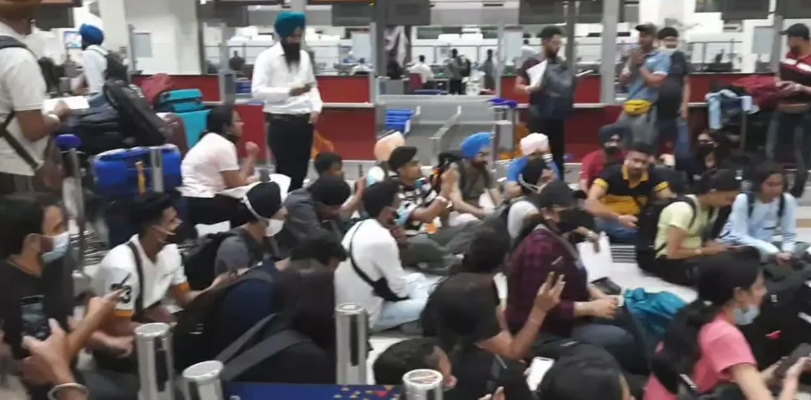 ਉਡਾਣਾਂ ਰੱਦ ਹੋਣ ਕਾਰਨ ਦਿੱਲੀ ਹਵਾਈ ਅੱਡੇ ‘ਤੇ ਲੱਗੀ ਭੀੜ